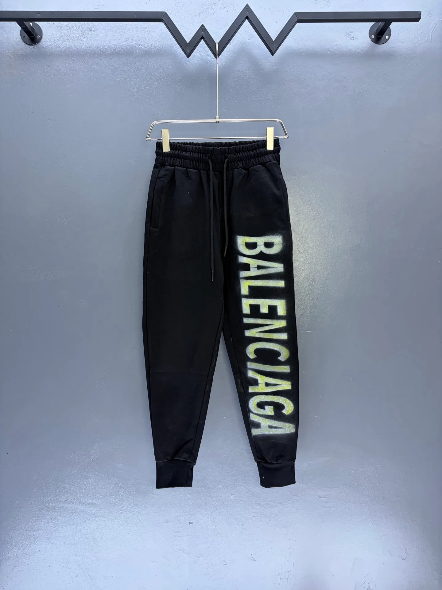 P125✨🔥 [Balenciaga] 2026 Autumn and Winter New Arrival Printed Letters Trousers and Sweatpants Premium Pure Cotton Double-Ply 400g Heavy Terry Cloth Fabric Color: Black Size: S M L XL 2XL